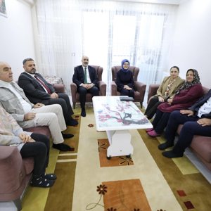Şehit Piyade Onbaşı Birol Ergin’in Tuna Mahallesi’nde ikamet eden kıymetli ailesi ziyaret edildi. - fotoğraf 1