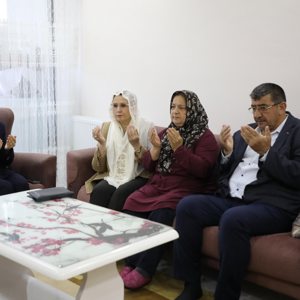 Şehit Piyade Onbaşı Birol Ergin’in Tuna Mahallesi’nde ikamet eden kıymetli ailesi ziyaret edildi. - fotoğraf 2
