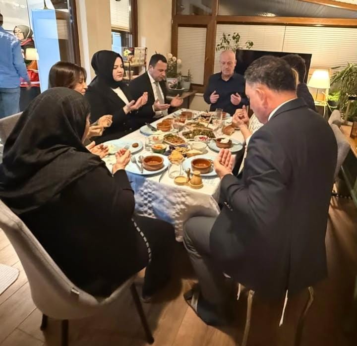Akçakoca Kaymakamı Dr. Hacı Arslan Uzan ve Eşi Meryem UZAN Hanımefendi, Gazimiz Ahmet Tezbiçer’i İftar Sofrasında Ziyaret Ettiler.