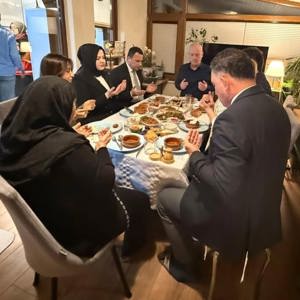 Akçakoca Kaymakamı Dr. Hacı Arslan Uzan ve Eşi Meryem UZAN Hanımefendi, Gazimiz Ahmet Tezbiçer’i İftar Sofrasında Ziyaret Ettiler. - fotoğraf 1