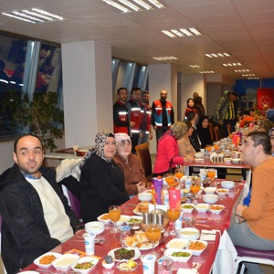 Samsun’da Ramazan’ın 15. Gününde Büyük Kardeşlik Sofraları Kuruldu - fotoğraf 19