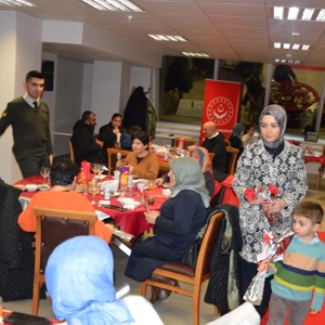 Samsun’da Ramazan’ın 15. Gününde Büyük Kardeşlik Sofraları Kuruldu - fotoğraf 25