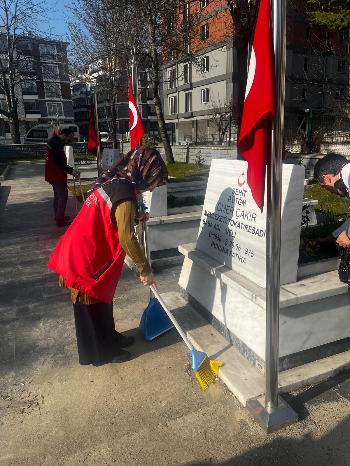 81 ilimiz genelindeki tüm şehit mezarlarının bakım, onarım ve temizliğini kapsayan büyük bir seferberliği bugün itibarıyla başlatmış bulunuyoruz.