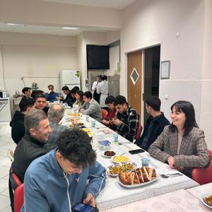 İl Müdürümüz Kamil TÜYLÜOĞLU ve Yardımcıları Gölcük Çocuk Evleri Sitemizde Çocuklarla İftarda Buluştu - fotoğraf 2