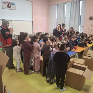 Körfez Sosyal Hizmet Merkezi, Nuh Çimento Anaokulu Öğrencilerinin Ramazan Yardım Kolilerini İhtiyaç Sahiplerine Ulaştırdı - fotoğraf 2
