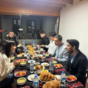 Gazi Vakfı Gazanfer Bilge Çocuk Evleri Sitesinde Gençler ve Çocuklar İftarda Bir Araya Geldi - fotoğraf 1