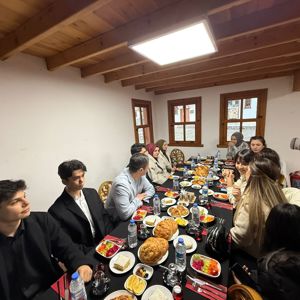 Gazi Vakfı Gazanfer Bilge Çocuk Evleri Sitesinde Gençler ve Çocuklar İftarda Bir Araya Geldi - fotoğraf 2