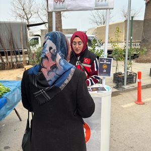 Gölcük SHM’den 8 Mart Dünya Kadınlar Günü Etkinliği: Semt Pazarında Bilgilendirme ve Rehberlik Çalışmaları - fotoğraf 1