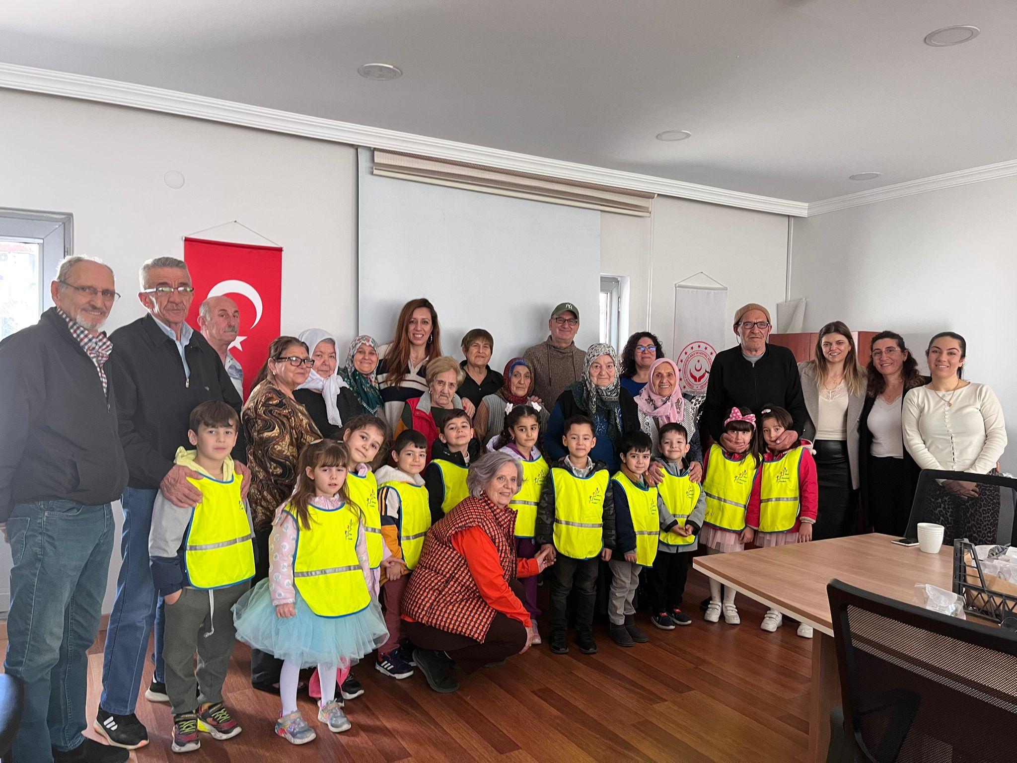 Gebze Huzurevinde Minik Fidanlar ile Asırlık Çınarlar Buluştu