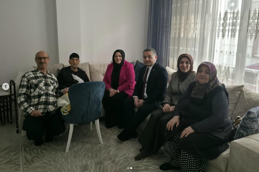 Engelli ve Yaşlı Hizmetleri Genel Müdürlüğü Yaşlı Bakım Hizmetleri Daire Başkanımız Gamze ALTUN, İl Müdürümüz Adem YÜCEL ile birlikte Kore Gazimiz Kahraman Ağa AYTEKİN ve kıymetli ailesini ziyaret etti.