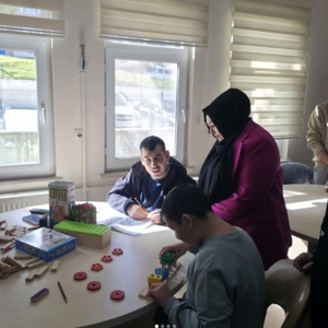 Engelli ve Yaşlı Hizmetleri Genel Müdürlüğü Yaşlı Bakım Hizmetleri Daire Başkanımız Gamze ALTUN ve İl Müdürümüz Adem YÜCEL Gündüz Bakım Rehabilitasyon ve Aile Danışma Merkezi’mizi ziyaret etti. - fotoğraf 1