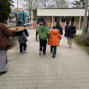 Minik Eller Doğa İçin Buluştu: Kuşlar İçin Sevgiyle Hazırlanan Yemler Ağaçlarda - fotoğraf 2