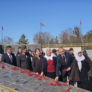 18 Mart Çanakkale Zaferi’nin Yıl Dönümünde Anlamlı Tören ve Şehit Ailelerine Vefa Ziyareti - fotoğraf 4