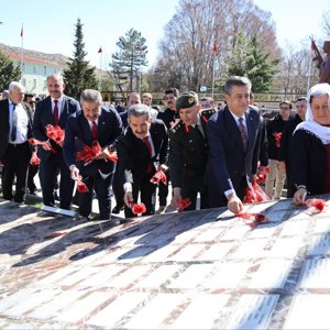 18 Mart Çanakkale Zaferi’nin Yıl Dönümünde Anlamlı Tören ve Şehit Ailelerine Vefa Ziyareti - fotoğraf 5