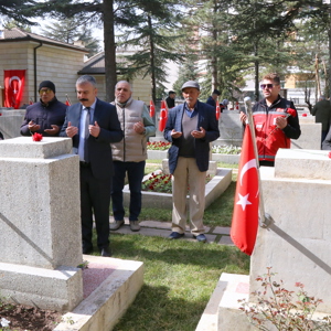 Şehitlerimiz Kabirleri Başında Rahmet ve Şükranla Anıldı - fotoğraf 11