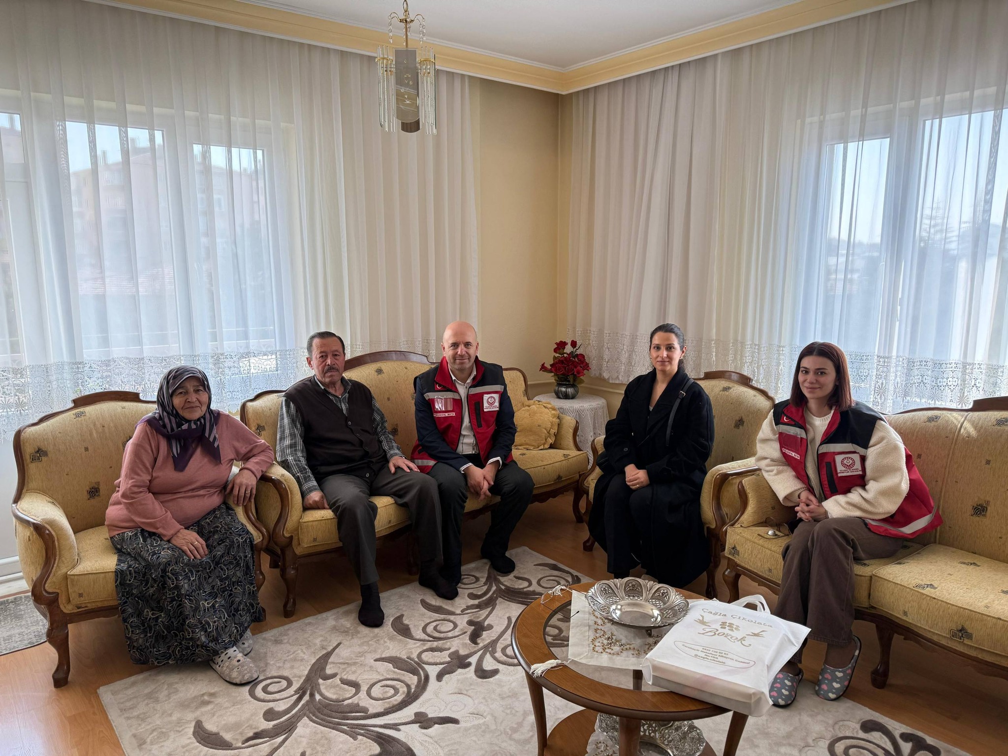 Ramazan Bayramı münasebetiyle, aziz şehitlerimizin kıymetli emanetleri ve kahraman gazilerimizin ailelerine yönelik anlamlı ziyaretler gerçekleştirilmiştir.