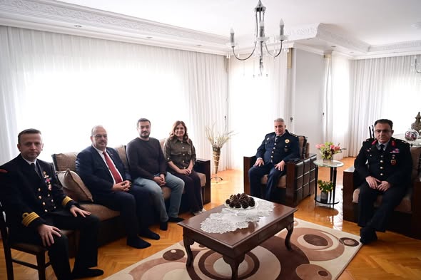 Şehidimiz Polis Memuru Kadir Ergün Eskici’nin Kıymetli Ailesine Hanelerinde Bayram Ziyaretinde bulunuldu.