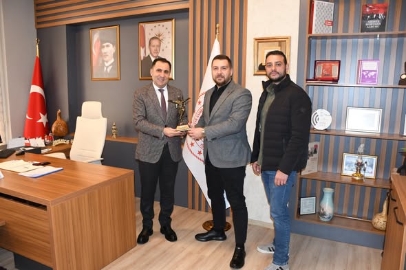 Aydın Sanayici ve İş İnsanları Derneği (AYSİAD) Başkanı Fırat Barışık, İl Müdürümüz İlkay Türkoğlu’nu makamında ziyaret ederek hayırlı olsun dileklerini iletti.