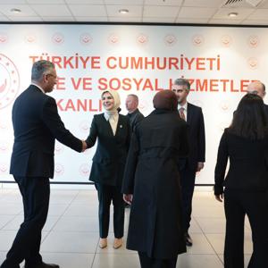 Bakanımız Göktaş, bakanlık personeli ile bayramlaştı - fotoğraf 4