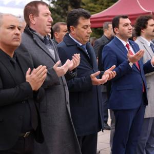 📌18 Mart Şehitleri Anma Günü ve Çanakkale Zaferi’nin 111’inci yıl dönümü münasebetiyle Niğde Şehitliği’nde düzenlenen anma töreni, çelenk sunma programı ile başladı. - fotoğraf 4