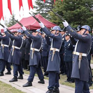 📌18 Mart Şehitleri Anma Günü ve Çanakkale Zaferi’nin 111’inci yıl dönümü münasebetiyle Niğde Şehitliği’nde düzenlenen anma töreni, çelenk sunma programı ile başladı. - fotoğraf 2