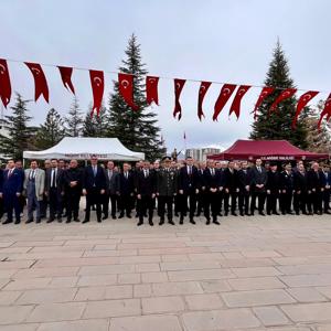 📌18 Mart Şehitleri Anma Günü ve Çanakkale Zaferi’nin 111’inci yıl dönümü münasebetiyle Niğde Şehitliği’nde düzenlenen anma töreni, çelenk sunma programı ile başladı. - fotoğraf 1