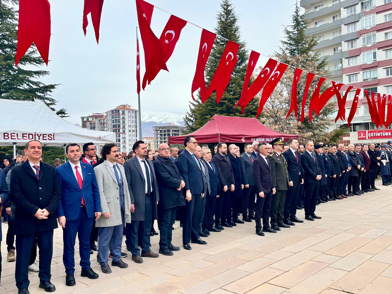 📌18 Mart Şehitleri Anma Günü ve Çanakkale Zaferi’nin 111’inci yıl dönümü münasebetiyle Niğde Şehitliği’nde düzenlenen anma töreni, çelenk sunma programı ile başladı.