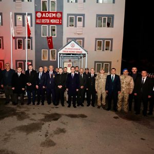 Valimiz Sayın Ahmet Karakaya, 18 Mart Çanakkale Deniz Zaferi ve Şehitleri Anma Günü yıl dönümü vesilesiyle Tatvan Şehit Aileleri ve Gazileri Derneğini ziyaret ederek Dernek Başkanı Yafes Akkaya ile şehit ve gazi aileleriyle bir araya geldi - fotoğraf 4