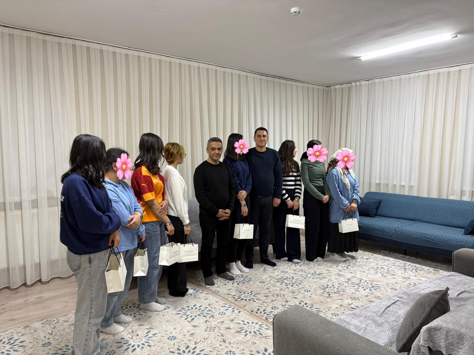 Aile ve Sosyal Hizmetler Bakanımız tarafından koruma ve bakım altında bulunan çocuklarımıza anlamlı bir bayram hediyesi ulaştı