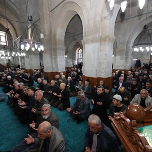 “Ey şehîd oğlu şehîd, isteme benden makber, Sana âgûşunu açmış duruyor Peygamber.” - fotoğraf 4