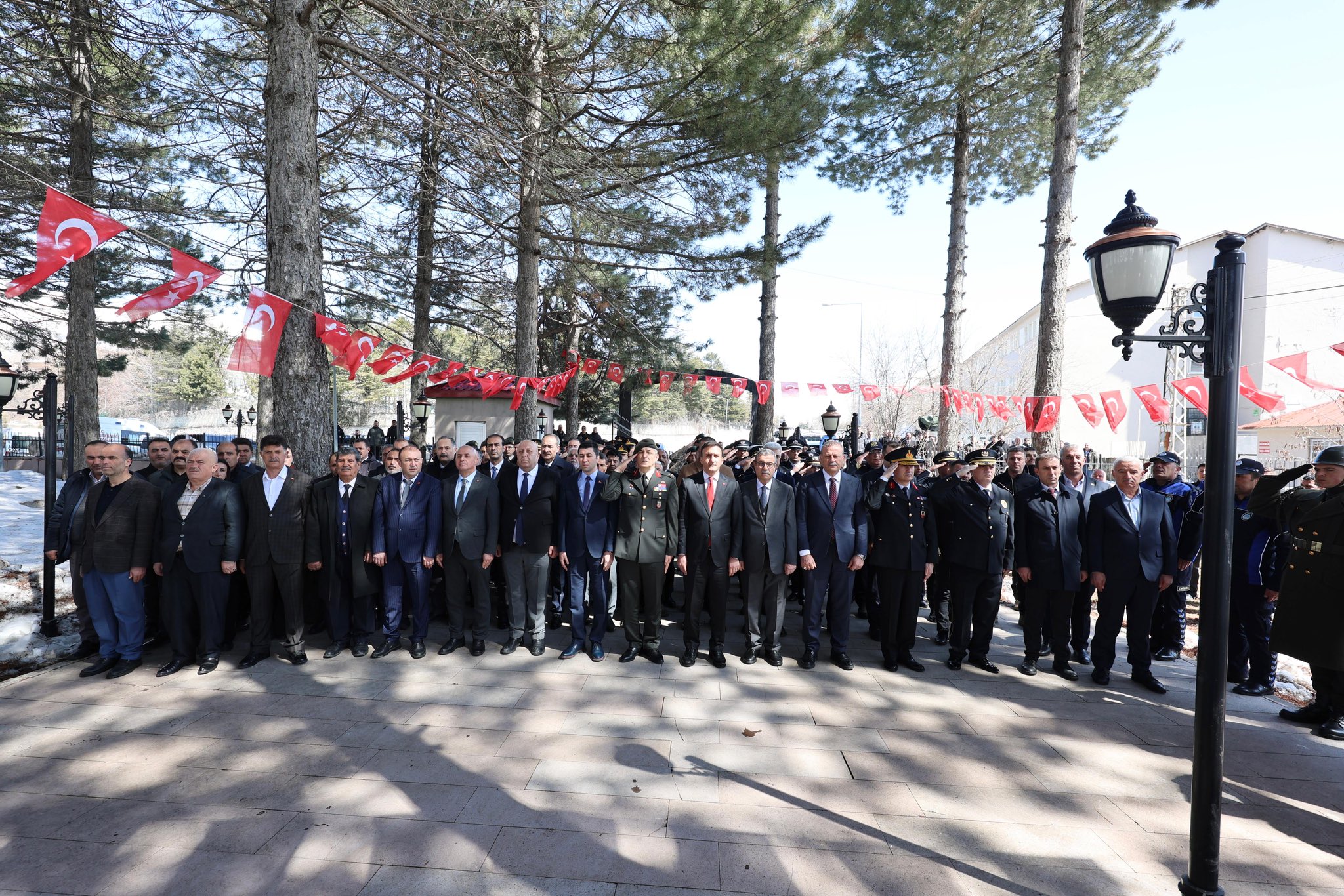 “Ey şehîd oğlu şehîd, isteme benden makber, Sana âgûşunu açmış duruyor Peygamber.”