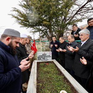 Valimiz Sayın Ahmet Karakaya, Ramazan Bayramı vesilesiyle gerçekleştirdiği ziyaretler kapsamında; Şehit Jandarma Er Metin Özdemir’in kabrini ziyaret etti - fotoğraf 1