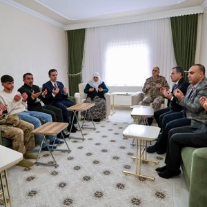 Valimiz Sayın Ahmet Karakaya, Ramazan Bayramı kapsamında; Şehit Güvenlik Korucusu Muhlis Özügüzel’in  kıymetli ailesini ziyaret etti - fotoğraf 4