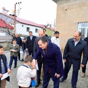 Valimiz Sayın Ahmet Karakaya, mübarek Ramazan Bayramı’nda 8 Ağustos Camii’nde kılınan Cuma namazını eda ederek bayramın manevi atmosferini vatandaşlarımızla birlikte paylaştı - fotoğraf 4