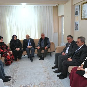 Valimiz Sayın İsmail USTAOĞLU, Şehidimiz Hasan TALAY’ın Ailesine Bayram Ziyaret Ederek Bayramlaştı - fotoğraf 1
