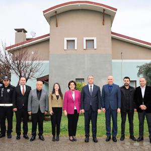 VALİMİZ VE EŞİNDEN ÇOCUK EVLERİ SİTESİNE BAYRAM ZİYARETİ - fotoğraf 3