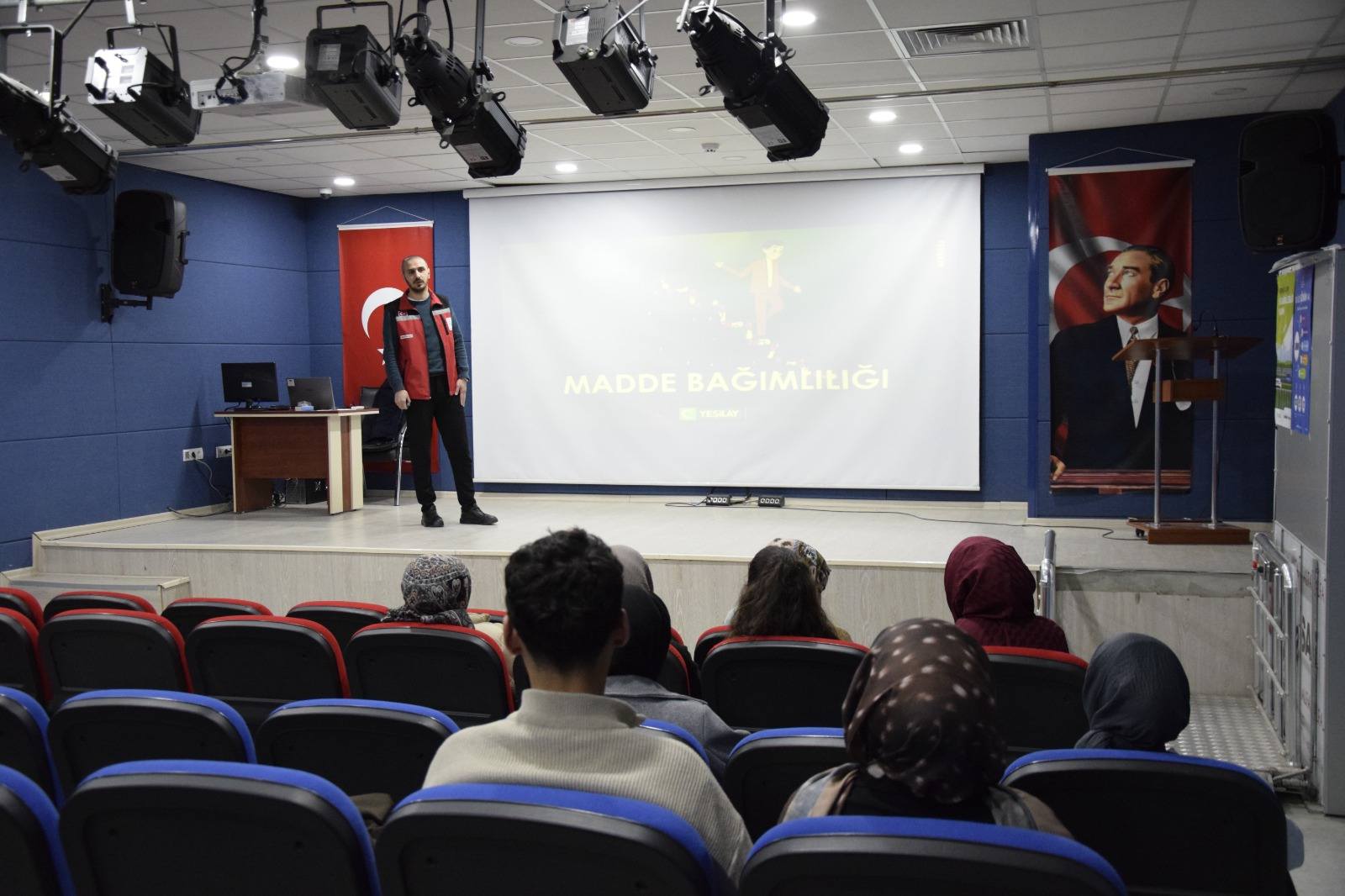 Stajyer Öğrencilere Bağımlılıkla Mücadele Eğitimi Verildi