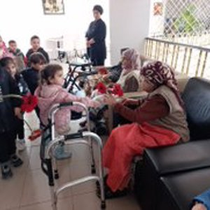 Anaokulu öğrencileri Alparslan Türkeş Huzurevini ziyaret etti. - fotoğraf 3