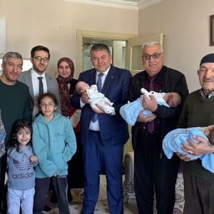 İl Müdürümüz Sayın Tolga Nacar, Üçüz Bebekleri Dünyaya Gelen  Akdemir Ailesini Ziyaret Etti. - fotoğraf 3