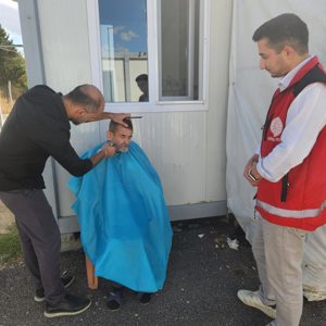 Elbistan’da Nesilden Nesile İyilik Köprüsü: Gönüllü Berberlerden Büyüklerimize Anlamlı Hizmet - fotoğraf 2