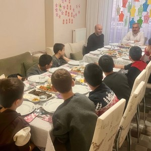 Tuana ve Ilgaz Çocuk Evlerimizde Gönülleri Isıtan İftar - fotoğraf 1