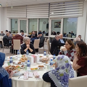 🌙 İki Huzurevi Tek Sofra, Ramazan’da Gönüller Bir Oldu - fotoğraf 1