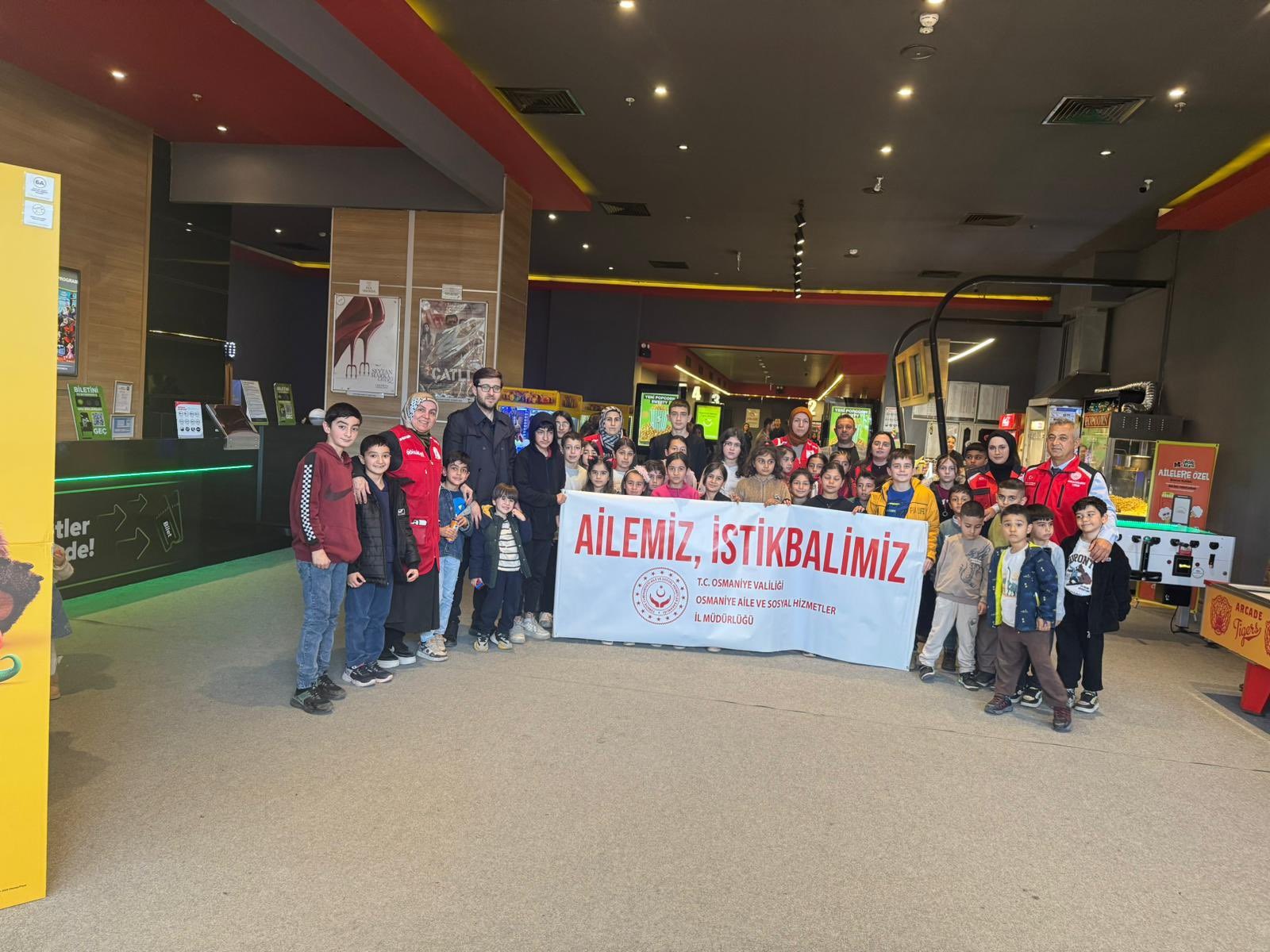 Osmaniye Sosyal Hizmet Merkezi Müdürlüğü koordinesinde, öksüz ve yetim çocukların sosyal gelişimlerini desteklemek ve akranlarıyla birlikte nitelikli zaman geçirmelerini sağlamak amacıyla sinema izleme etkinliği düzenlenmiştir.