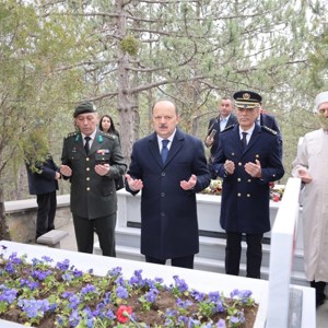 18 Mart Şehitleri Anma Günü'nde Şehitlik Ziyareti - fotoğraf 6