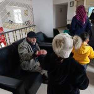 Özel Nezahat Eren Anaokulu öğretmen ve öğrencileri, Yaşlılar Haftası kapsamında Alparslan Türkeş Huzurevi’ni ziyaret etti. - fotoğraf 4