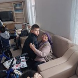 Özel Nezahat Eren Anaokulu öğretmen ve öğrencileri, Yaşlılar Haftası kapsamında Alparslan Türkeş Huzurevi’ni ziyaret etti. - fotoğraf 3