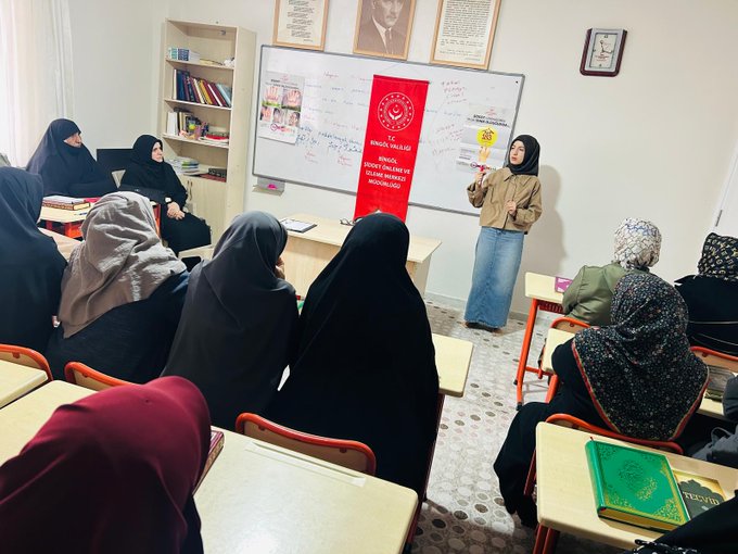 ŞÖNİM Müdürlüğümüz tarafından Uzunsavat Kur’an Kursu kursiyerlerine; kadına yönelik şiddetle mücadele, aile içi iletişim ve erken yaşta/zorla evliliklerin önlenmesine yönelik bilgilendirme eğitimi verilmiştir.