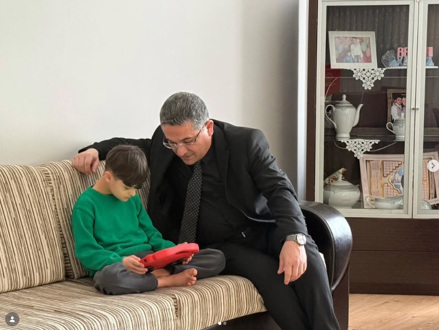 İl Müdürümüz Adem YÜCEL özel gereksinimli evladımız Kayra ve kıymetli ailesini hanelerinde ziyaret ettiler.