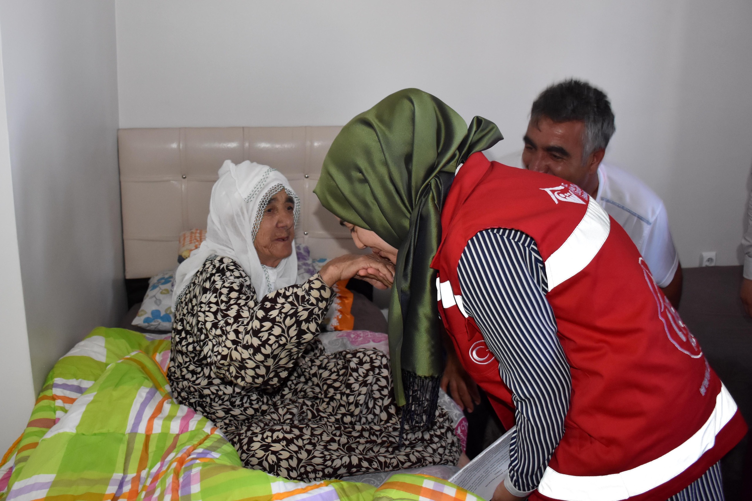 Evde Bakım Yardımı ödemeleri hak sahiplerinin hesaplarına artışlı şekilde yatırılmaya başlandı