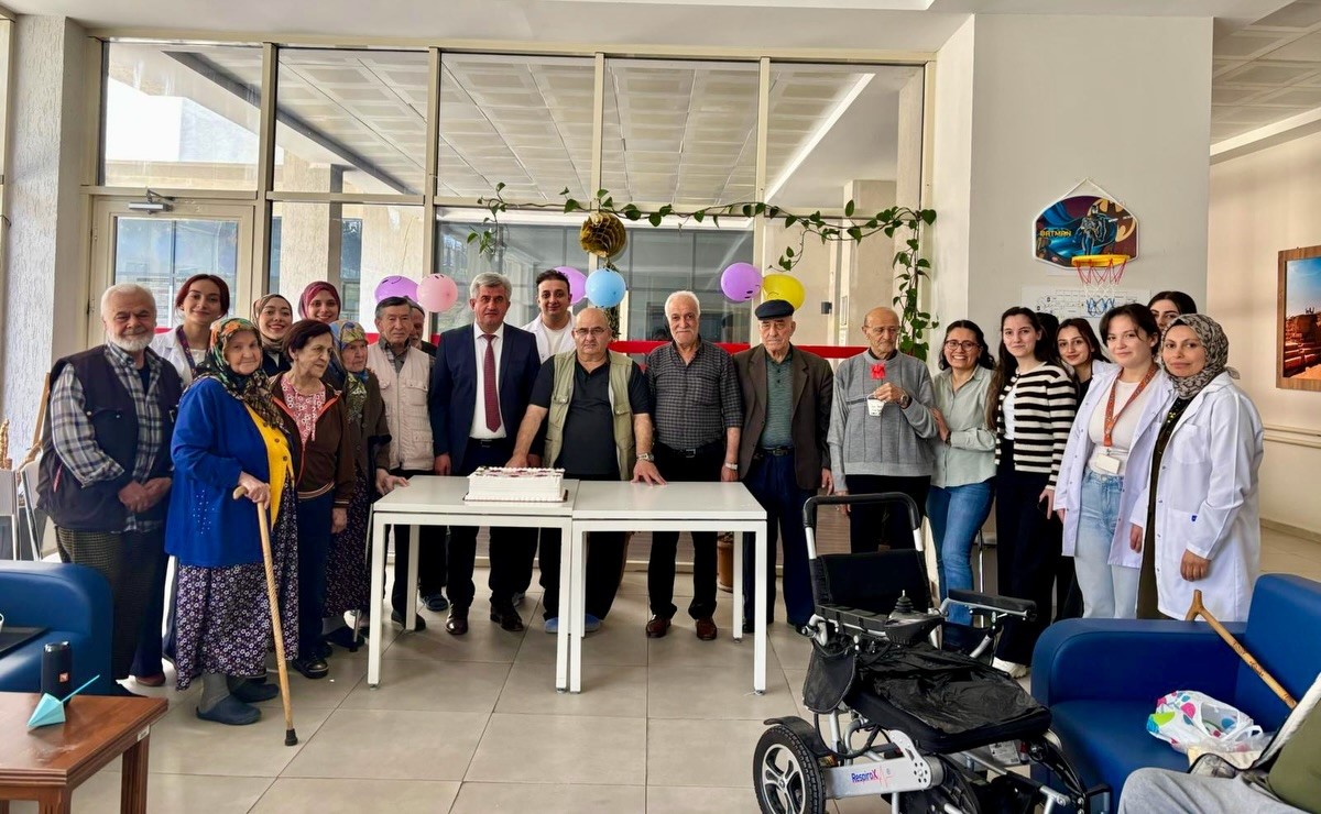 Gençlerden Büyük Vefa, Huzurevimizde Duygu Dolu Buluşma